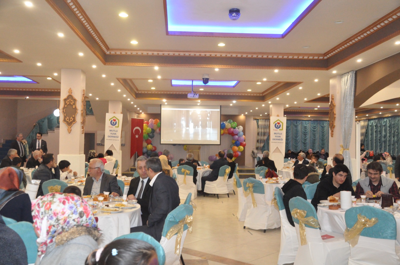 SEVGİ EVLERİNDEKİ YETİM ÇOCUKLARA BELEDİYEDEN İFTAR ZİYAFETİ