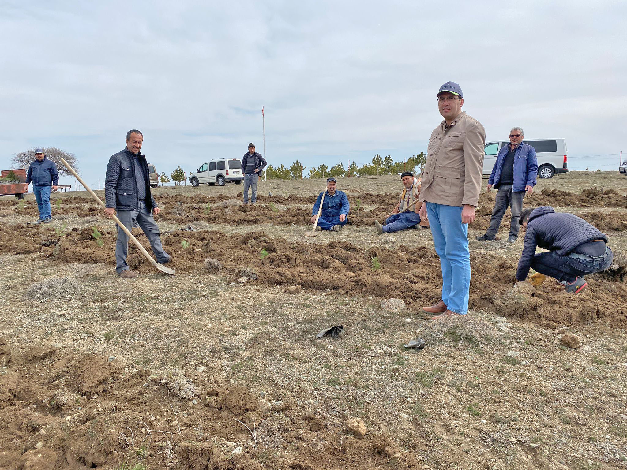 CHP YERKÖYDE 4000 FİDANI TOPRAKLA BULUŞTURUYOR 