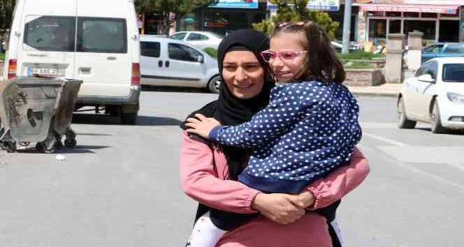 FEDAKAR ANNE ÖMRÜNÜ SEREBRAL (SP) HASTASI KIZINA ADADI