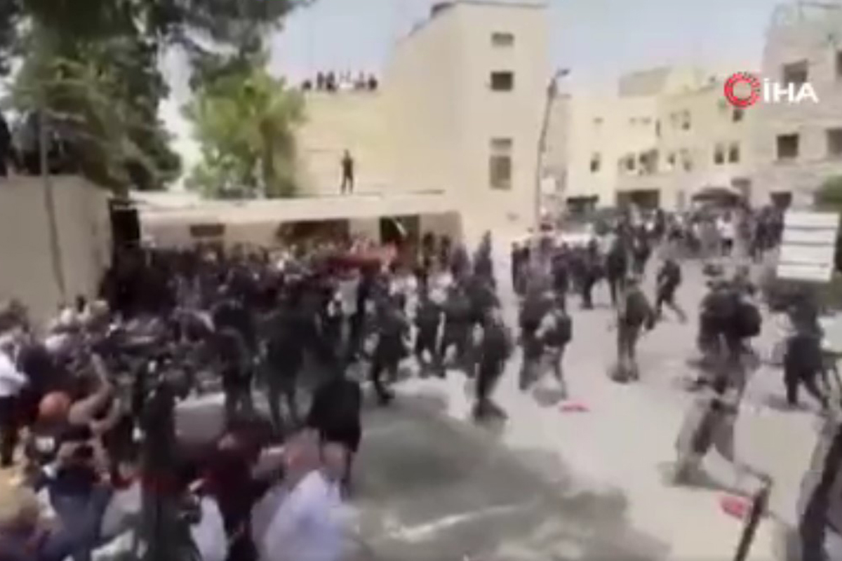 İsrail polisi, gazeteci Abu Akleh'in cenaze konvoyuna saldırdı