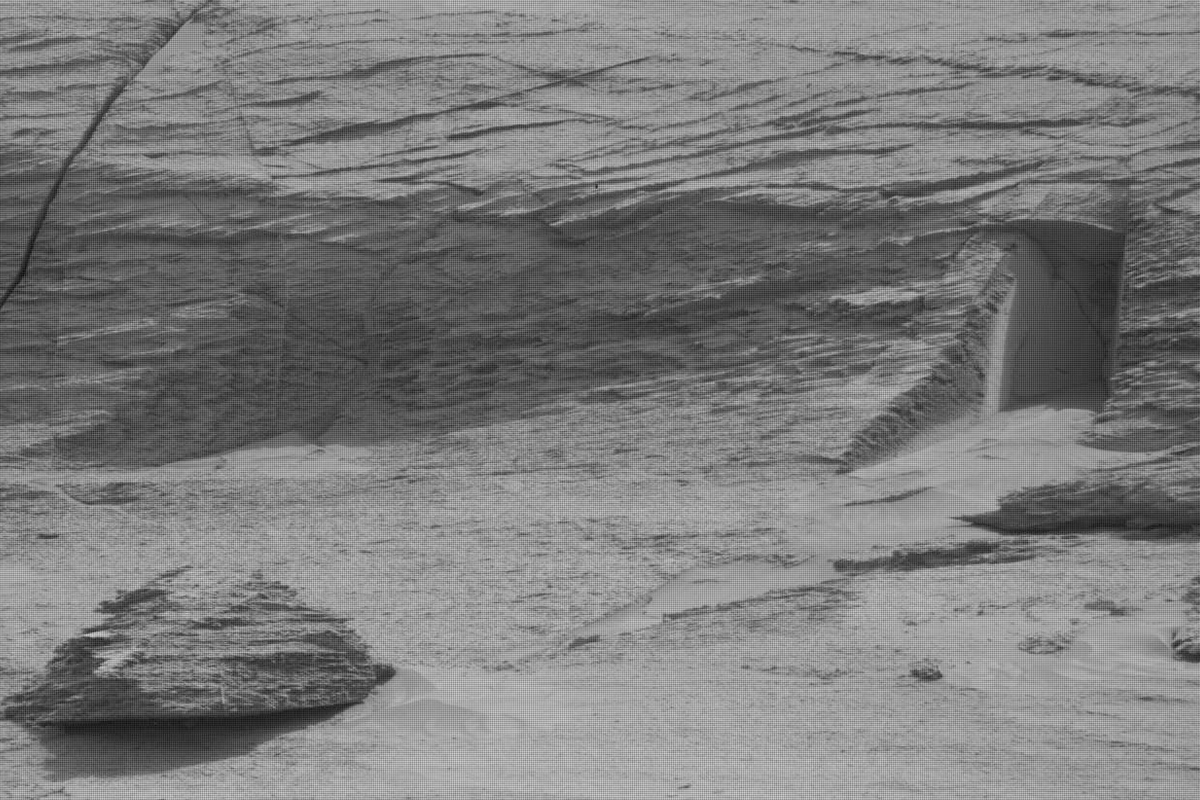 Mars’taki 'gizemli kapı' merak uyandırdı
