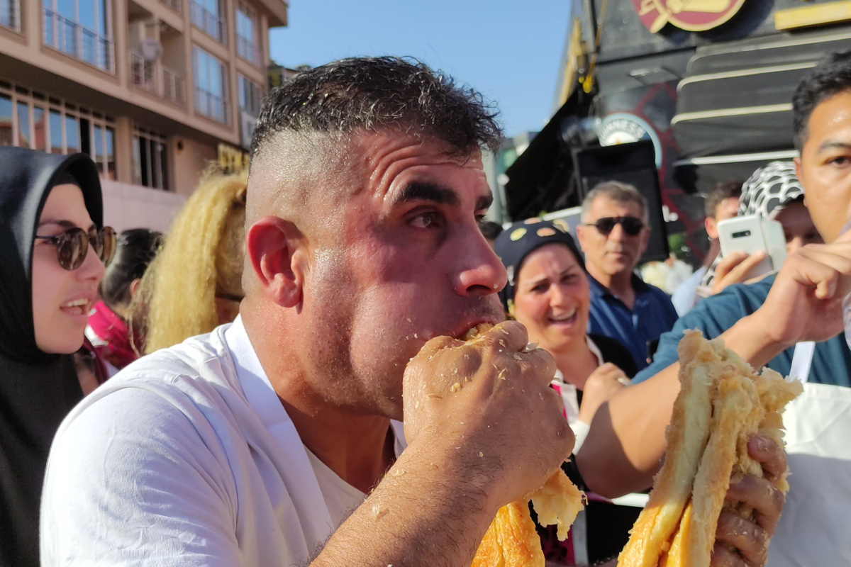 Şaşkına çeviren yarışma! 3 bin lira ödülü kazanabilmek için metrelerce börek yediler