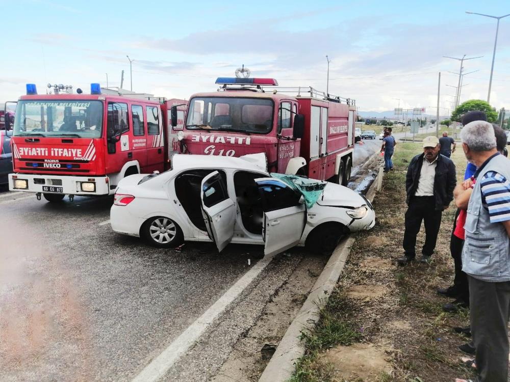 YOZGAT’TA İTFAİYE ARACI İLE OTOMOBİL ÇARPIŞTI: 3 ÖLÜ