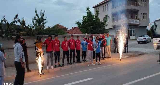 ŞAMPİYONADAN DERECEYLE DÖNEN ÖĞRENCİLERE COŞKULU KARŞILAMA