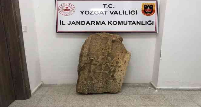 YOZGAT’TA HAÇ İŞLEMELİ MEZAR TAŞI ve TARİHİ İNCİL ELE GEÇİRİLDİ