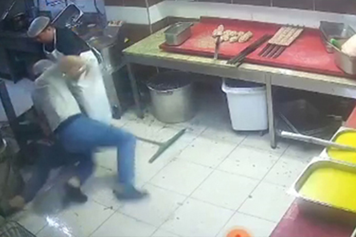 Restoran çalışanları mutfak malzemeleri ile birbirine saldırdı