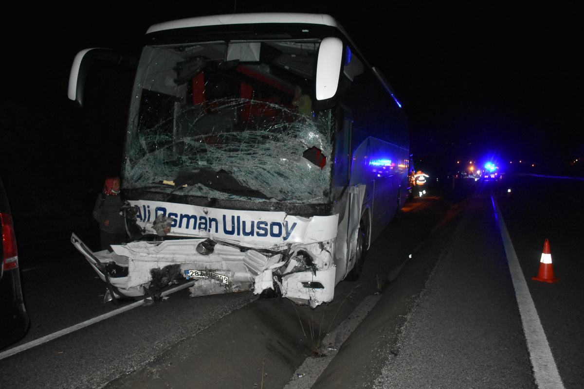 Tosya'da otomobil ile otobüs kafa kafaya çarpıştı: 2 ölü 16 yaralı