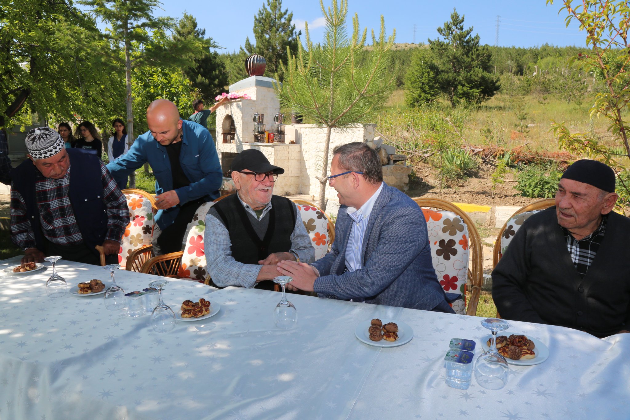 VALİ POLAT BABALAR GÜNÜNDE HUZUREVİNDEKİ YAŞLILARLA BULUŞTU