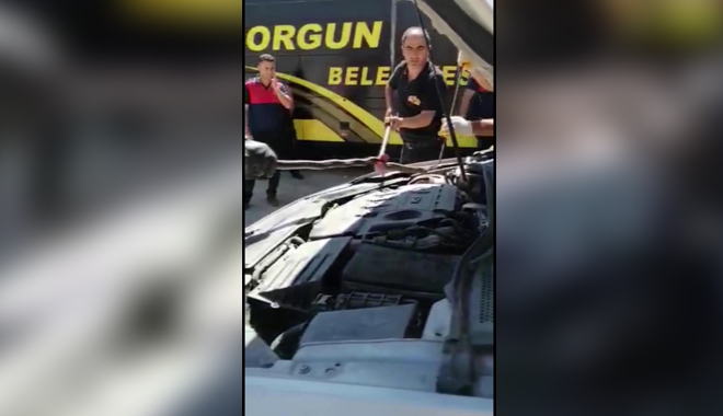 OTOMOBİLİN MOTORUNA GİREN YILANI İTFAİYECİLER GÜÇLÜKLE ÇIKARDI