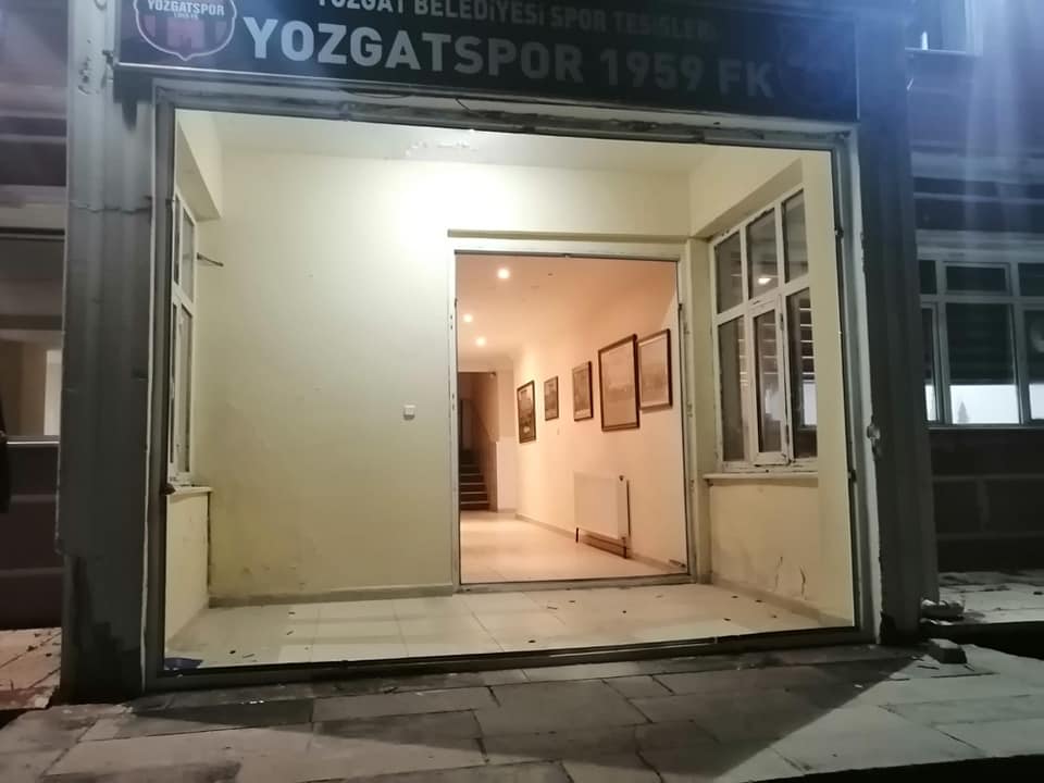 YOZGATSPOR BİNASININ CAMLARINI KIRDILAR ve EVRAKLARI ÇALDILAR