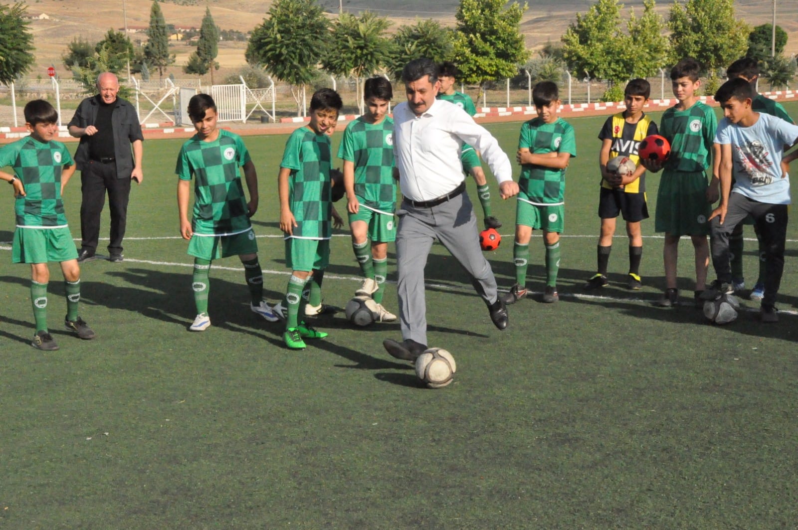 YERKÖY BELEDİYE BAŞKANI ,MİNİK ÖĞRENCİLERLE FUTBOL OYNADI