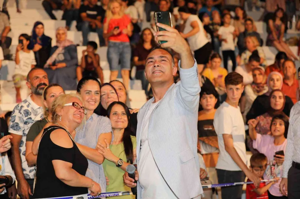 MÜMİN SARIKAYA’DAN MANİSALILARA TÜRKÜ DOLU MUHTEŞEM GECE