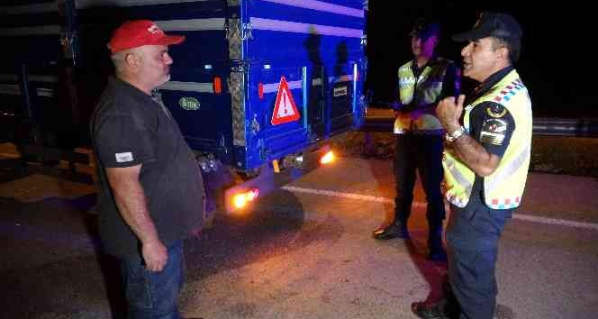 YOZGATTA TRAKTÖR ve BİÇERDÖVERLERE ‘REFLEKTÖR’ DENETİMİ