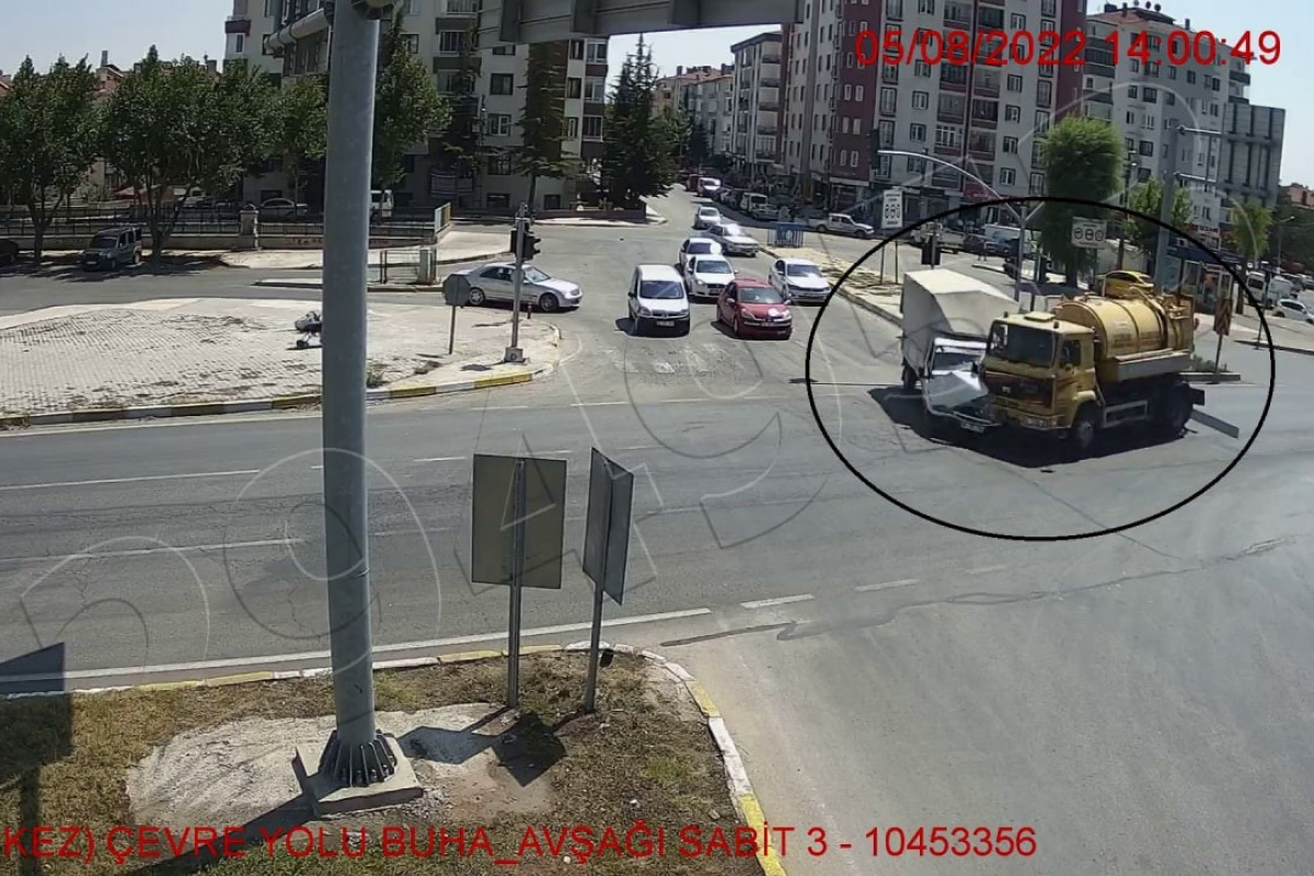 Vidanjör ve kamyonetin çarpıştı kaza güvenlik kamerasında