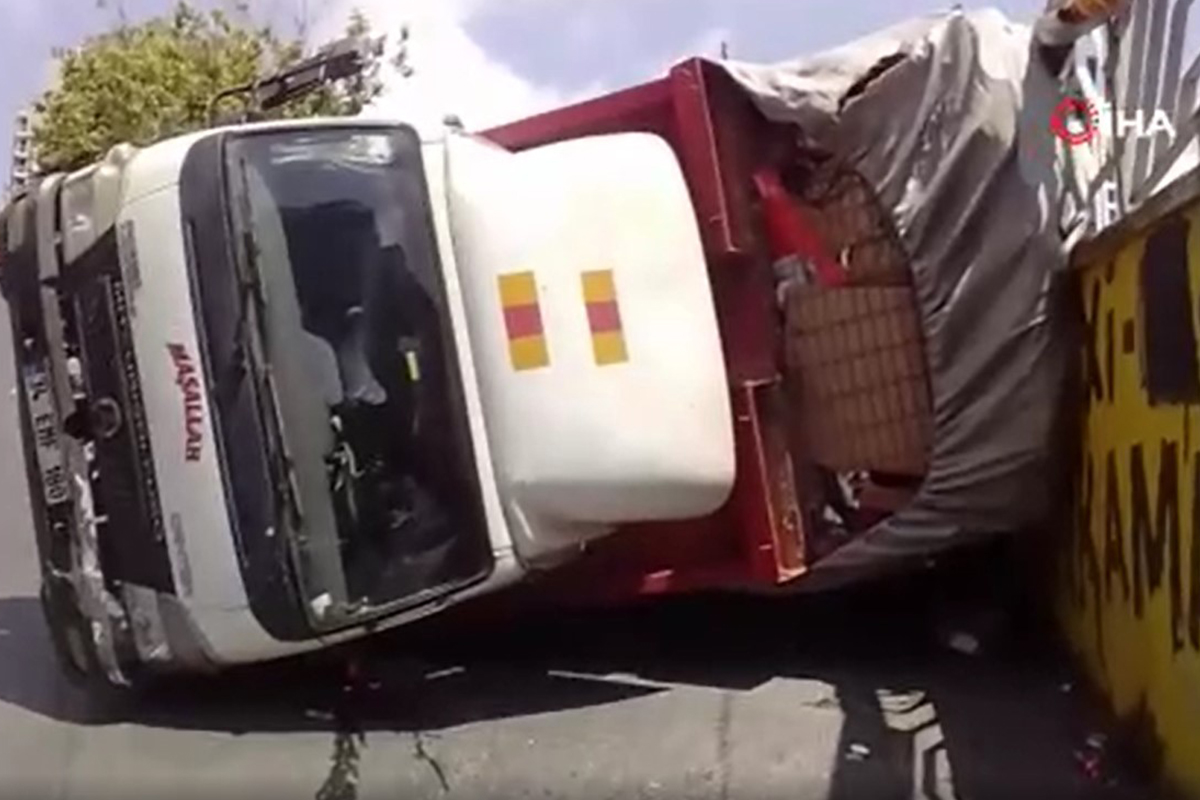 Şişli’de yol vermek isteyen kamyonetin devrilme anı kamerada