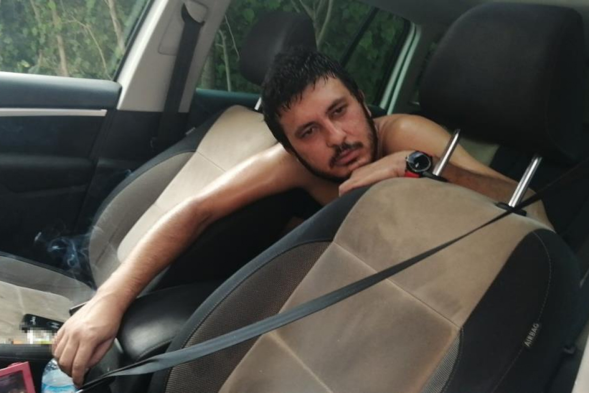 Arabada kilitli kaldı, cam kırılınca da ilk işi sigara yakmak oldu