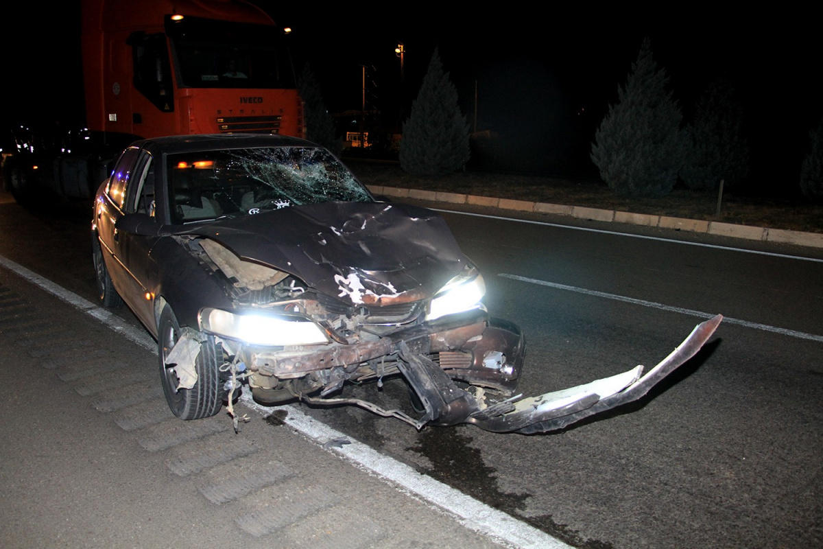 Otomobilin çarptığı elektrikli bisikletteki anne-oğul hayatını kaybetti