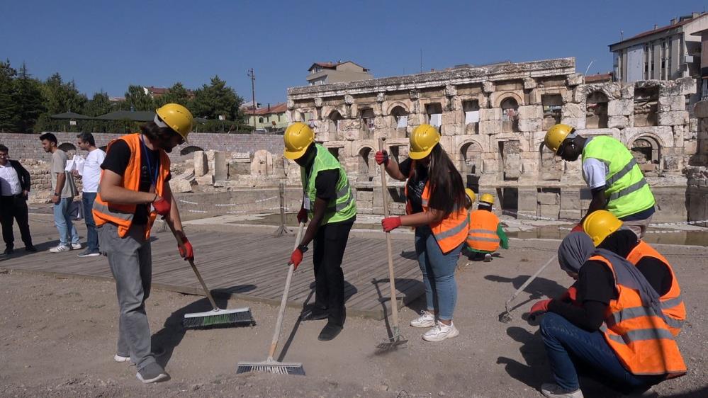 TARİHİ ROMA HAMAMININ TANITIMINI 15 YABANCI GENÇ ÜSTLENDİ