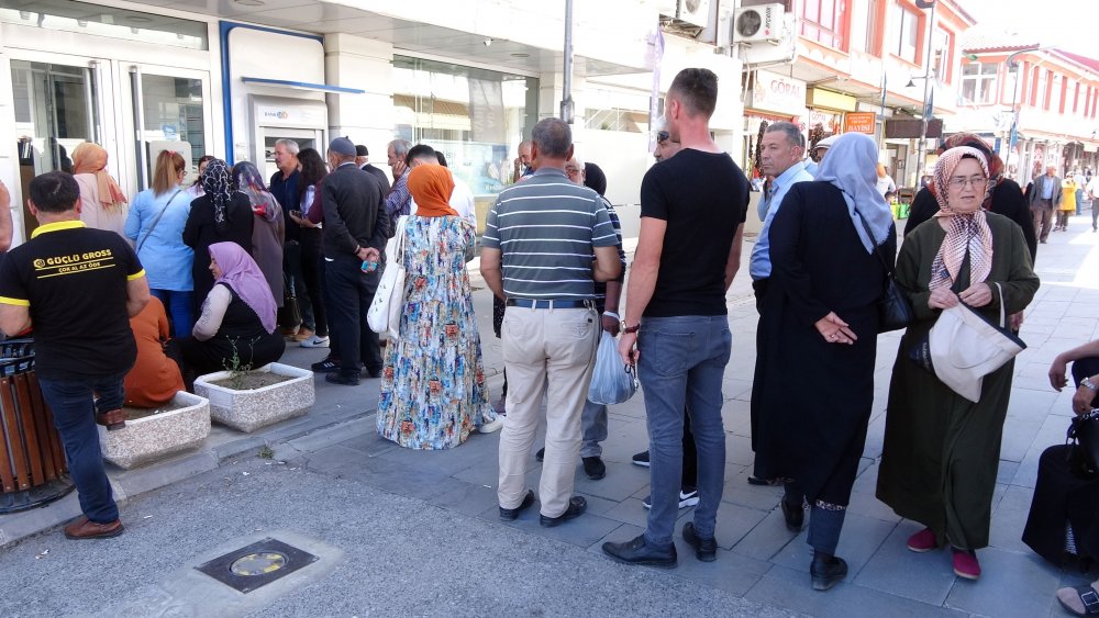 YOZGAT’TAKİ BANKA ÖNLERİNDE SOSYAL KONUT BAŞVURU KUYRUĞU