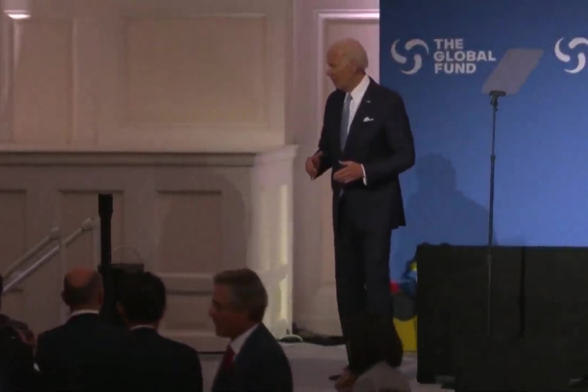 Biden'ın sahnedeki hareketleri sosyal medyada gündem oldu