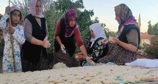 ÇEKEREK KÖYLERİNDE KADINLARDAN İMECE USULÜ ‘TARHANA’ ÜRETİMİ