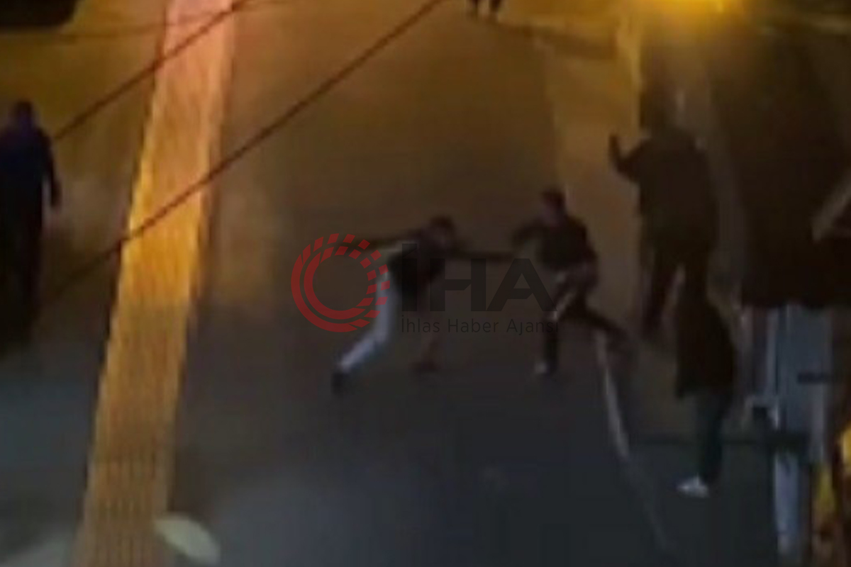 İzmir’de 2 kişinin yaralandığı sokak ortasındaki bıçaklı kavga kamerada