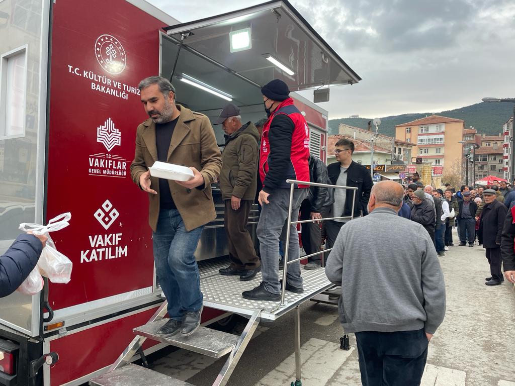 VAKIFLAR’DAN CUMA NAMAZINDAN SONRA CEMAATE YEMEK DAĞITIMI