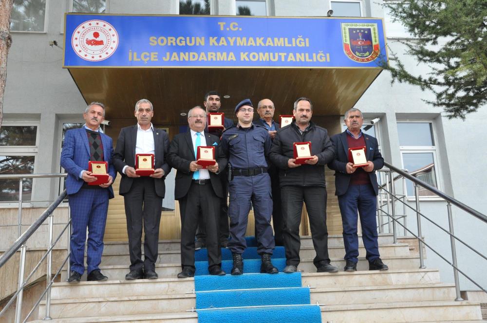 KÖYLERİNDE KAMERA KULLANAN MUHTARLARA TEŞEKKÜR PLAKETİ