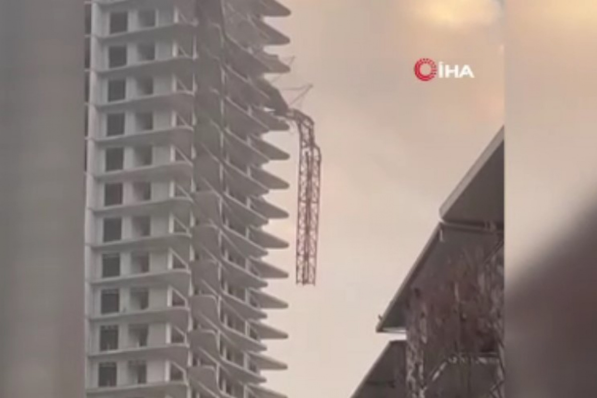 İzmir'de kule vinç devrildi: 1 ölü