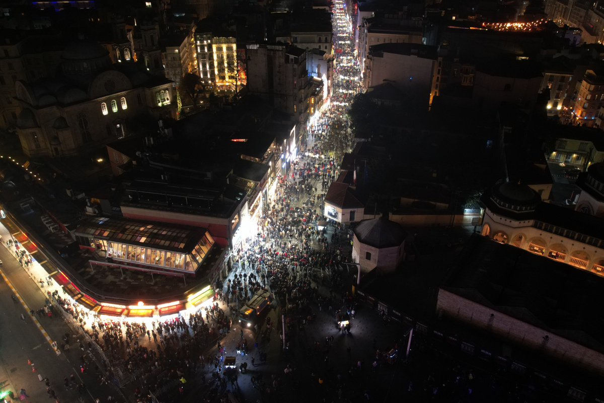 Taksim Meydanı’nda yılbaşı yoğunluğu havadan görüntülendi