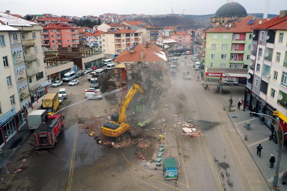 AKDAĞMADENİ MEYDANINDA YIKIM VAR