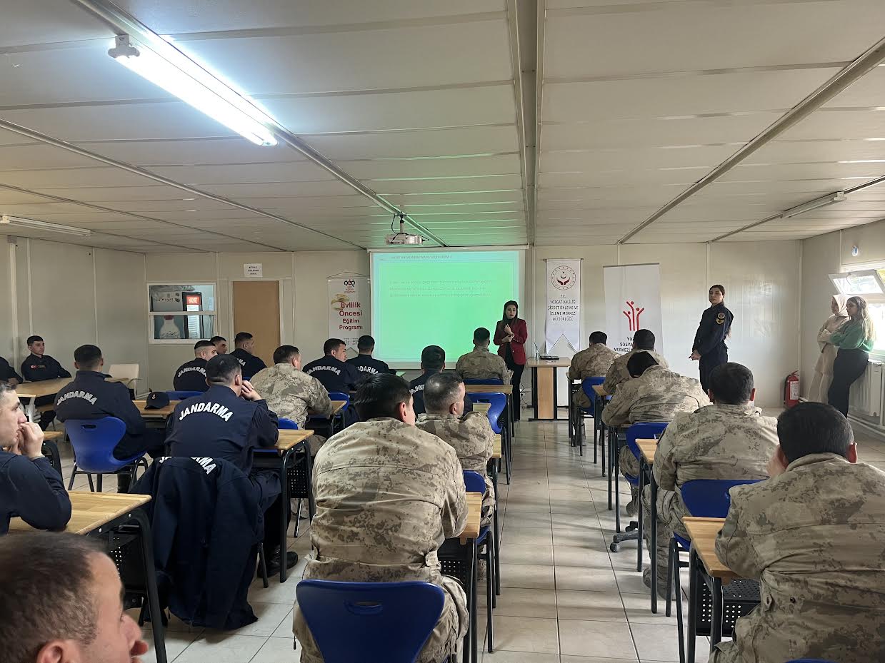 YOZGAT'TAKİ ER VE ERBAŞLARA EVLİLİK ÖNCESİ SOSYOLOG TAVSİYELERİ