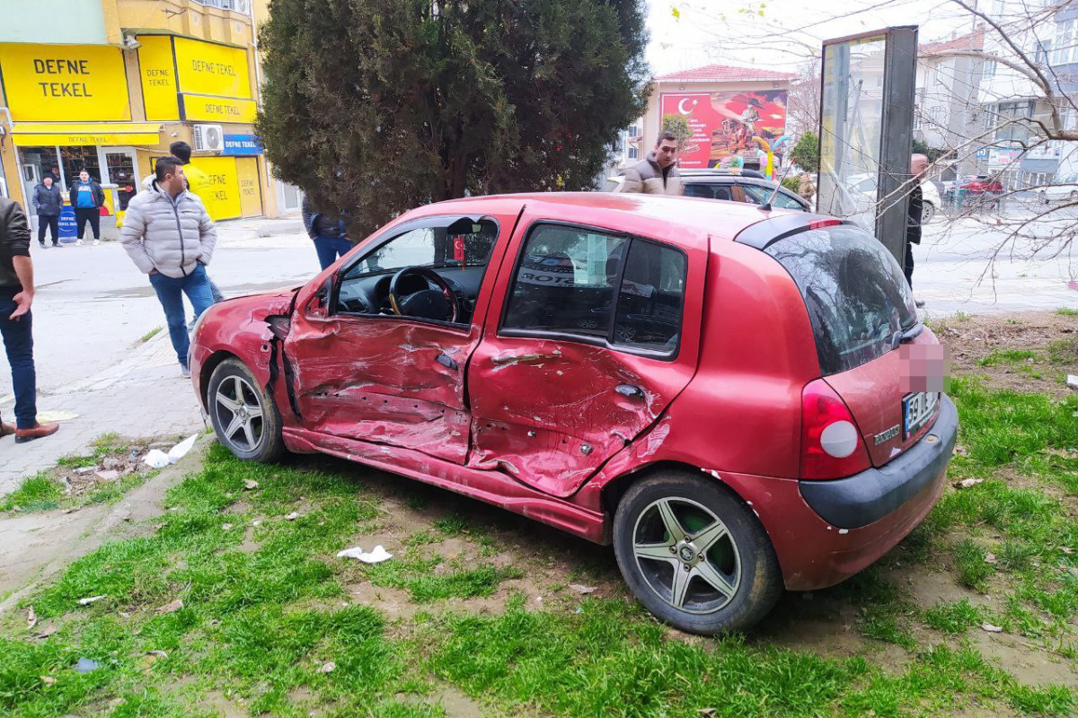 İki otomobilin çarpıştığı kazada faciadan dönüldü