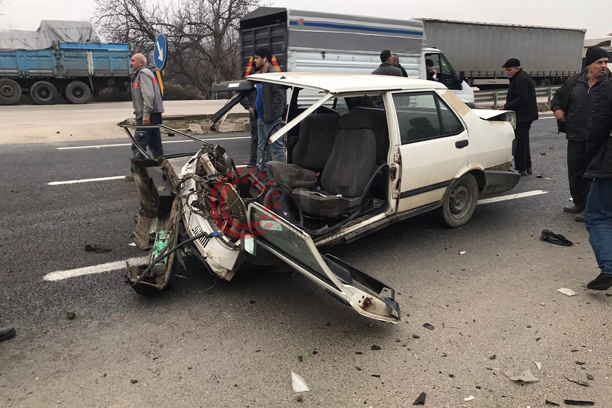 Bursa’da feci kaza: Otomobil ikiye bölündü, 3 kişi yaralandı