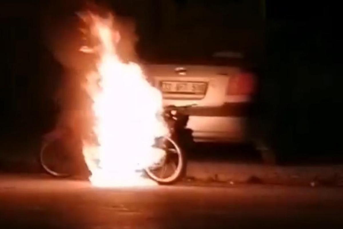 Motosiklet sokak ortasında alev alev yandı