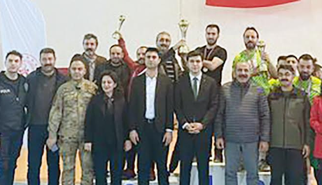 ÇAYIRALAN’DA DÜZENLENEN VOLEYBOL TURNUVASI İLGİ GÖRDÜ