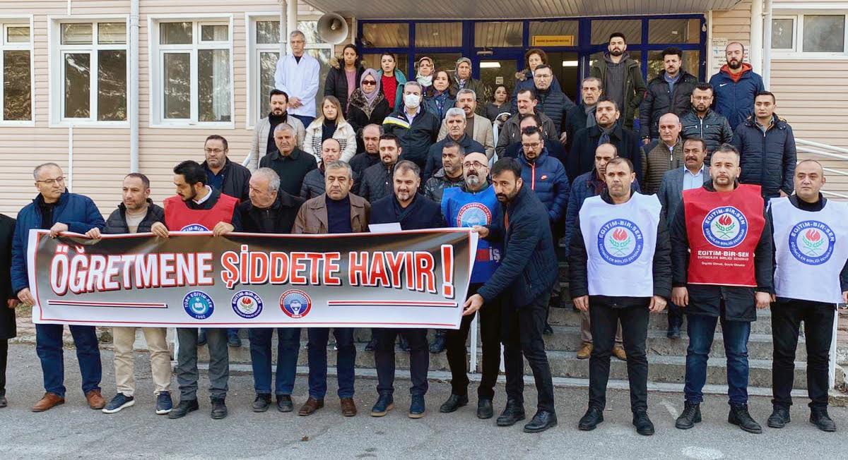 SENDİKALARDAN ÖĞRETMENE YAPILAN BIÇAKLI SALDIRIYA ORTAK TEPKİ