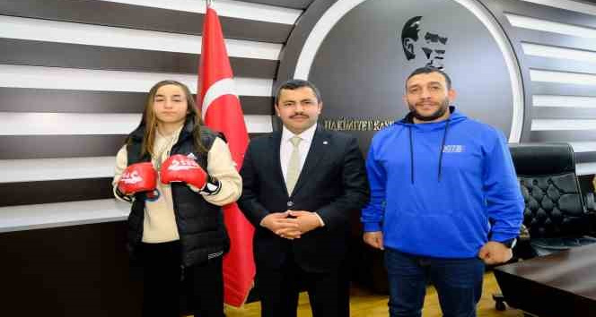 BAŞKAN DR.YALÇIN ŞAMPİYON SPORCU İLE ANTRENÖRÜNÜ KUTLADI