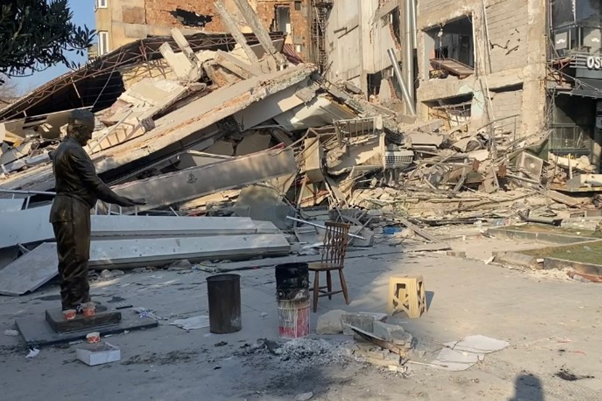 Hatay'ın simgelerinden olan 'künefe çeviren adam' heykeli, depremde zarar görmedi