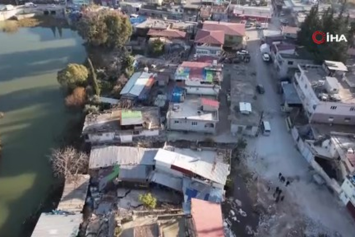 Hatay'da fay hattının geçtiği köy ikiye bölündü, evler yerin dibine 3 metre düştü