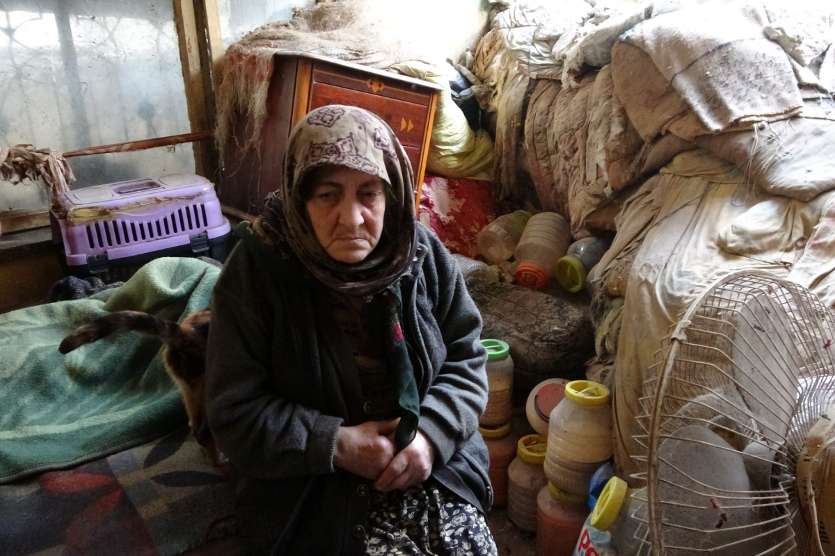 Depremzede Fatma teyze, kapkaça uğradığını gözyaşları içinde anlattı