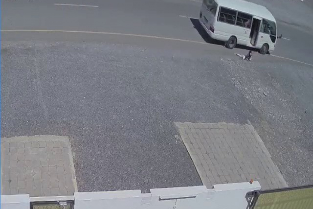 Küçük kız hareket halindeki minibüsten düştü, şoför yola devam etti