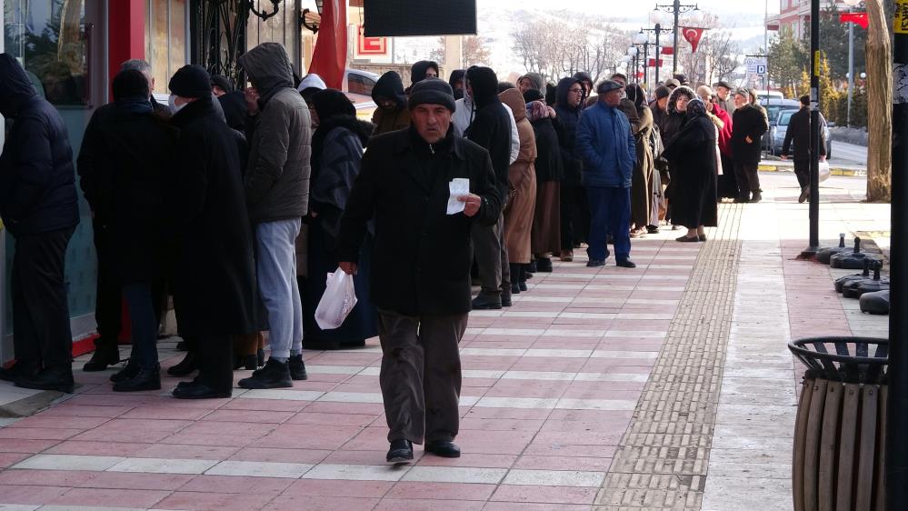 UCUZ ET KUYRUĞU HER GEÇEN GÜN UZADIKCA UZUYOR