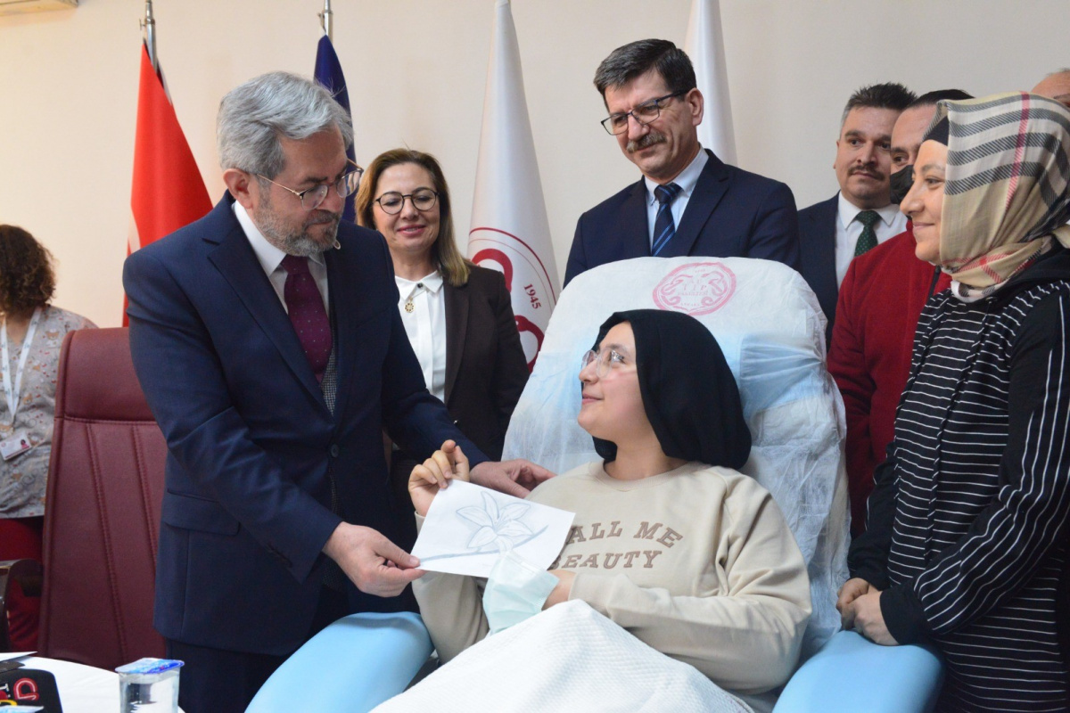 Depremin 248'inci saatinde kurtarılan Aleyna Ölmez, tedavi gördüğü hastaneden taburcu oldu
