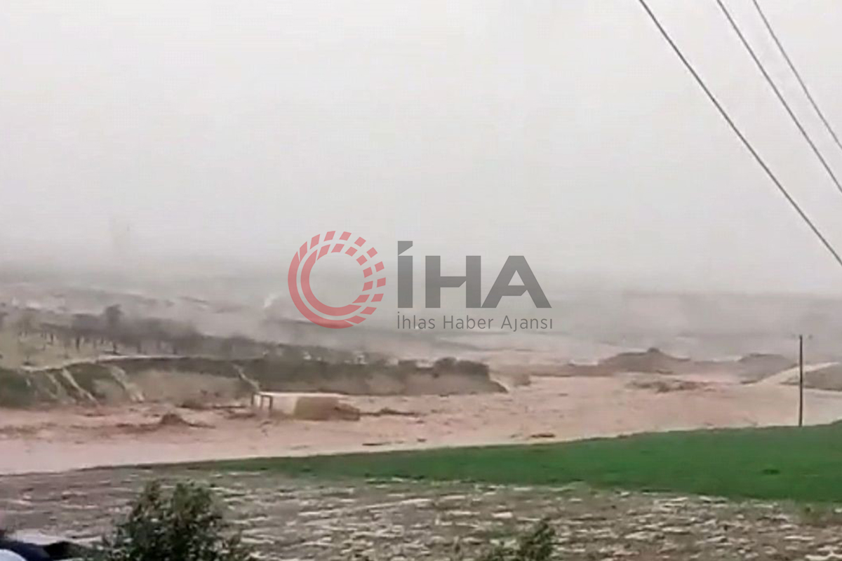 Sel sularının devirdiği tırın sürüklenme anı kamerada