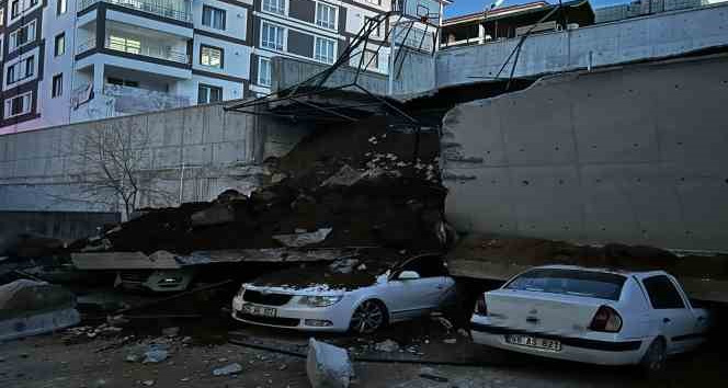 YOZGAT’TA İSTİNAT DUVARI ÇÖKTÜ, 11 ARAÇ HASAR GÖRDÜ