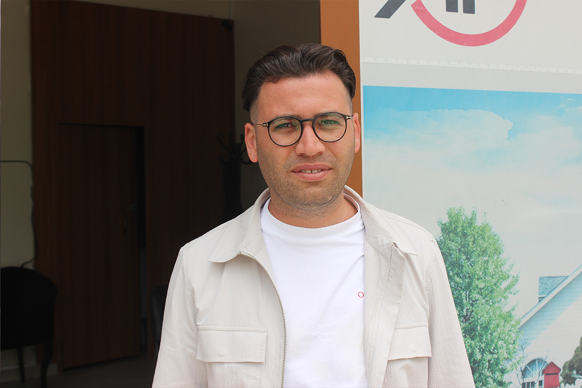 Mezbahadan kaçan dananın girdiği iş yerindeki emlakçı: 'Dana içeri girince heyecandan sağ sola kaçtık'