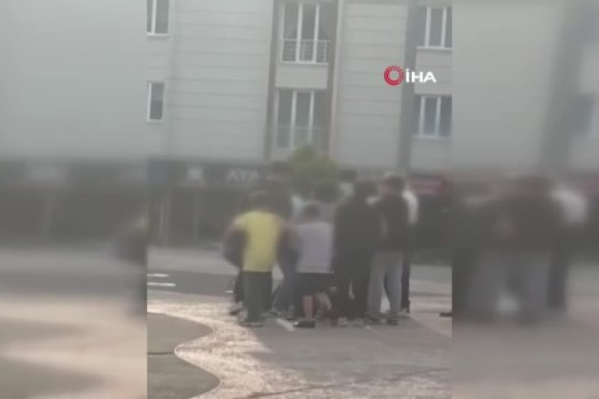 Arnavutköy’de bir grup gencin tekme tokat kavgası kamerada