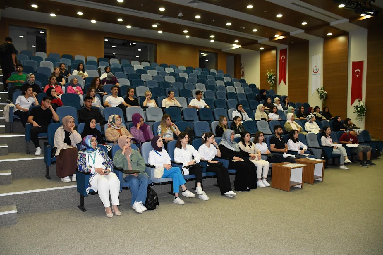 ŞEHİR HASTANESİ'NDE STAJYER ÖĞRENCİLERE ORYANTASYON EĞİTİMİ