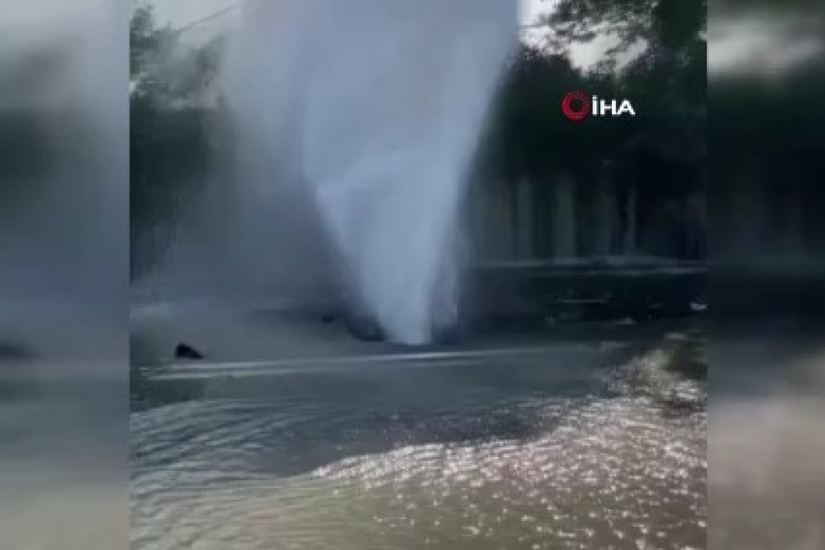 Alibeyköy'de su borusu patladı, ortaya şelaleyi andıran görüntüler çıktı